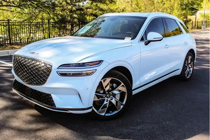 $32960 : Genesis Electrified GV70 202 image 1