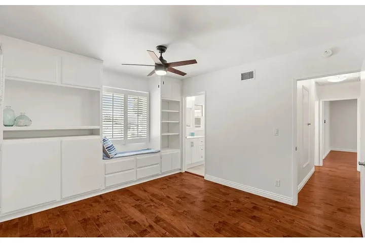 $2470 : 3 Bedroom House in South LA image 5