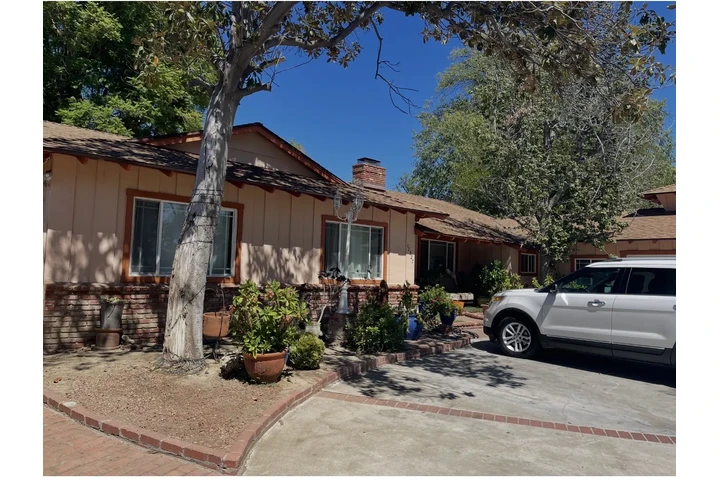 $1300 : Cuarto de Renta con baño image 1