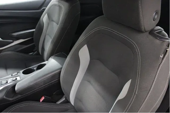 $25988 : Chevrolet Camaro 2020 LT 2dr image 6