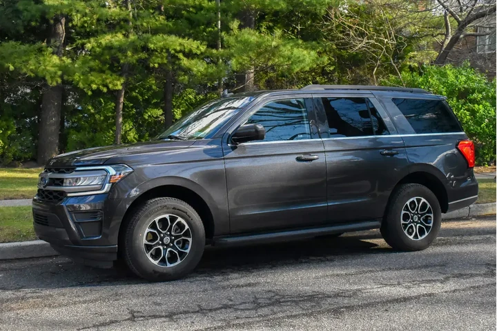 $35995 : Ford Expedition 2024 4x4 XLT image 2