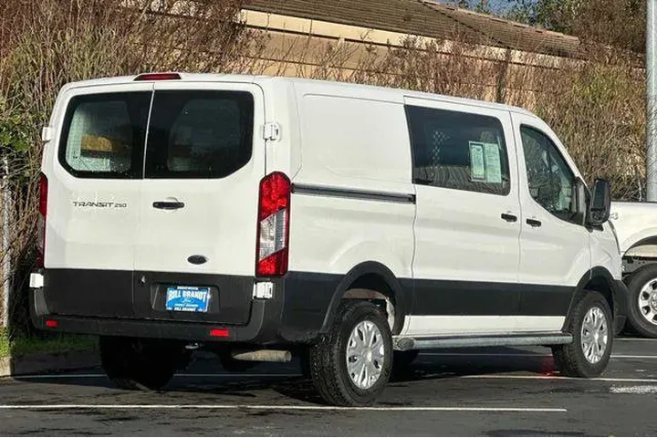 $33610 : Ford Transit 2024 250 3dr LW image 3