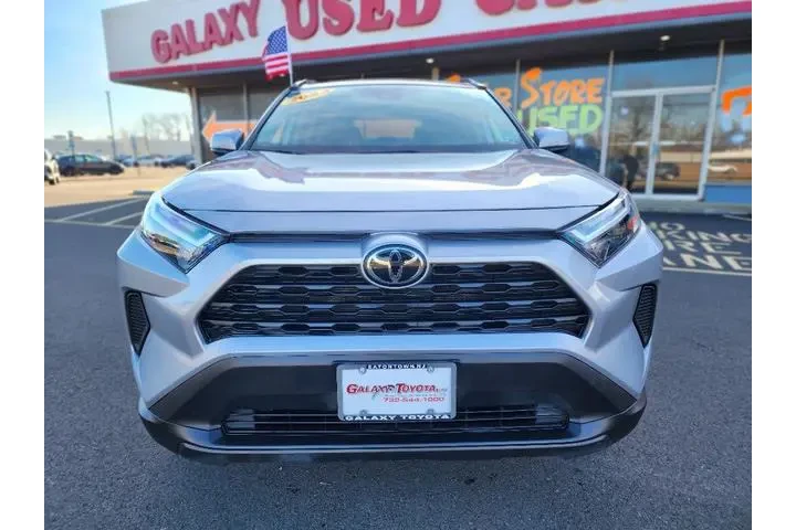 $28602 : Toyota RAV4 2023 AWD XLE 4dr image 2