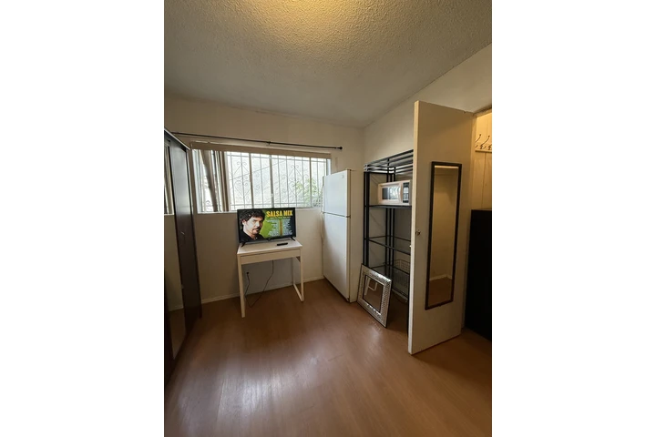 $800 : CUARTO AMUEBLADO para Mujer image 3