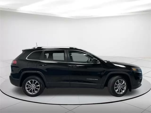 $16949 : Pre-Owned 2019 Cherokee Latit image 2