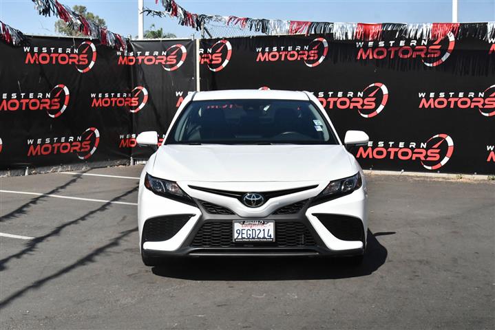 $26998 : Camry SE Sedan 4D image 2