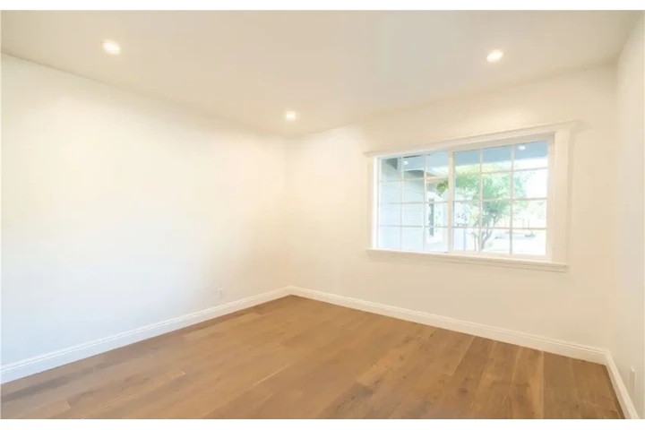 $2500 : 3 Bedrooms 2 Bath in South LA image 4
