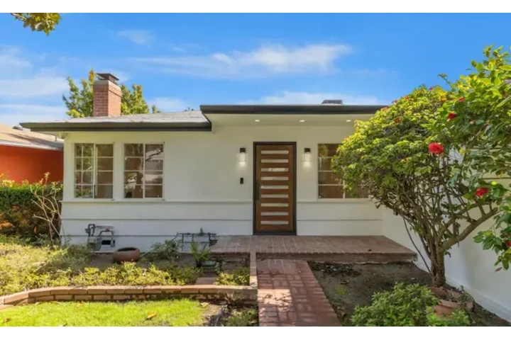$2465 : 3Bedroom House in S Hoover St image 3