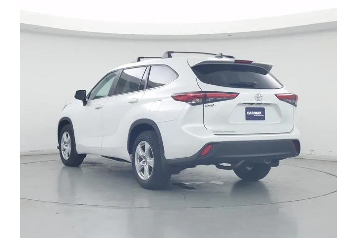 $31998 : Toyota Highlander 2023 L 4dr image 2