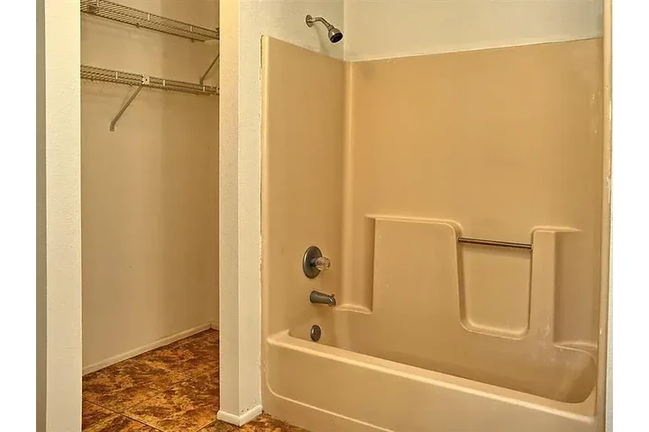 $2350 : A beautiful place to call home image 7