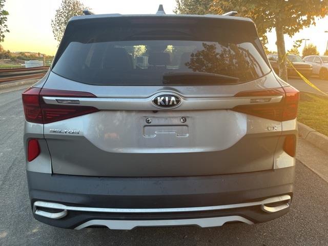 $22415 : PRE-OWNED 2021 KIA SELTOS EX image 2