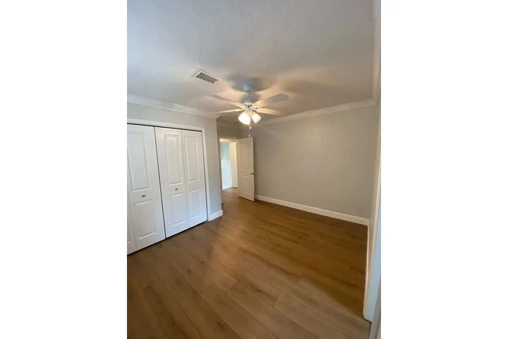 $900 : Spacious 2X2 with fresh ! image 6