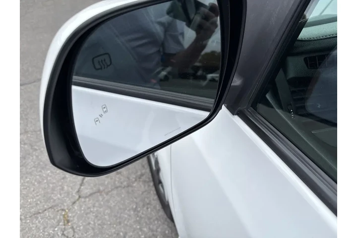 $20910 : 2017 Sienna SE image 9