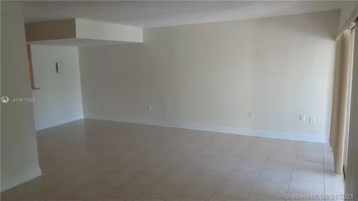 $235000 : Townhouse Fontainebleau Blvd image 3