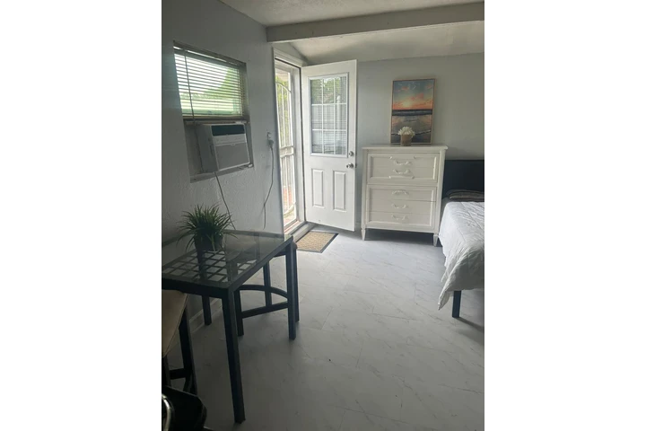 $800 : Studio amplio image 1