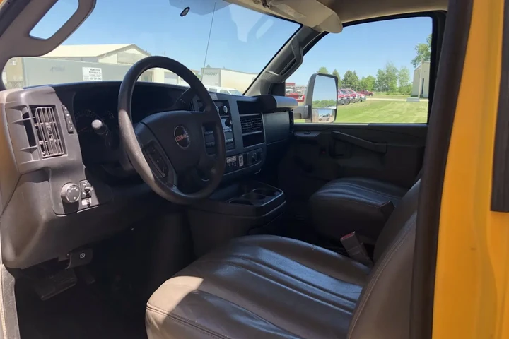 $15900 : 2017 GMC Cube Van Truck image 7