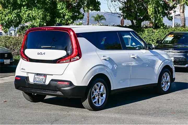 $13500 : Kia Soul 2022 LX 4dr Crossov image 4