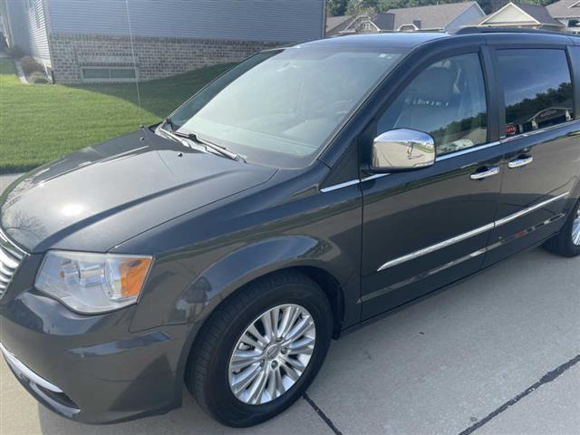 $4300 : 2012 Chrysler Town & Country T image 1