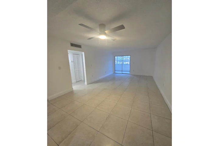 $2400 : RENTA APARTAMENTO HIALEAH image 5