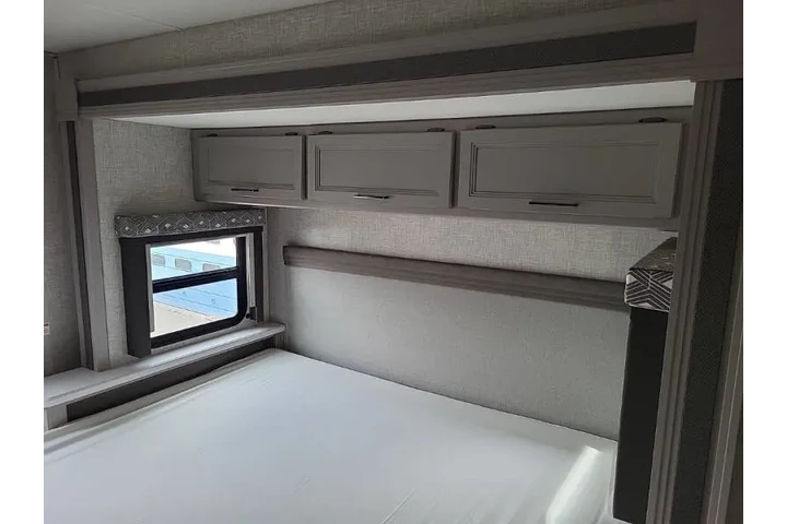 $114999 : 2023 Thor Motor Coach Windspo image 7