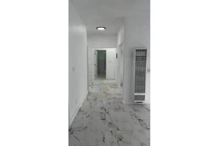 $3800 : ¡Casa Remodelada! 5-Rec/2-Bañ image 9