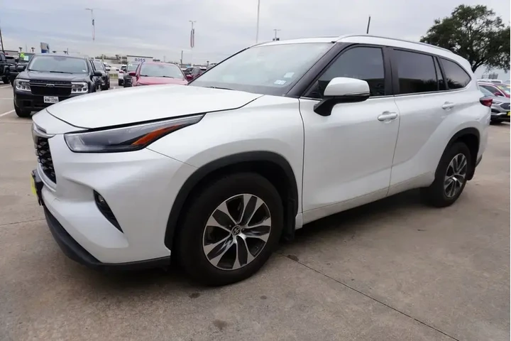 $33288 : Toyota Highlander 2023 LE 4d image 3