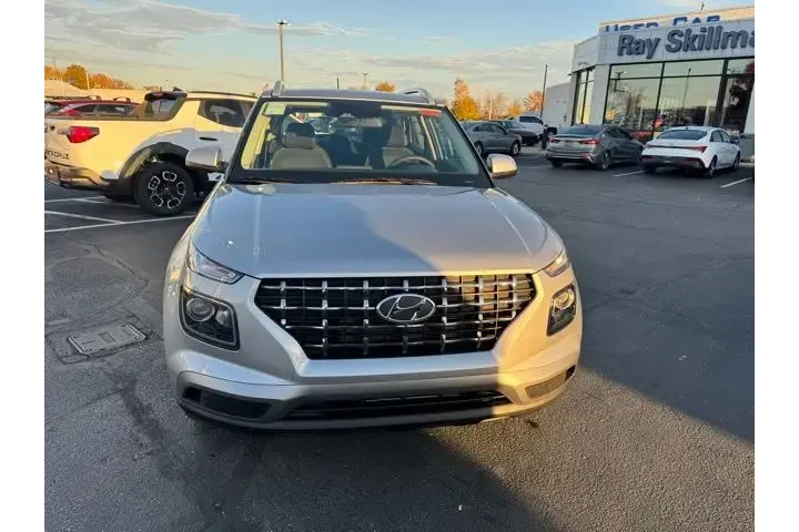 $24735 : Hyundai VENUE 2026 SEL 4dr C image 3