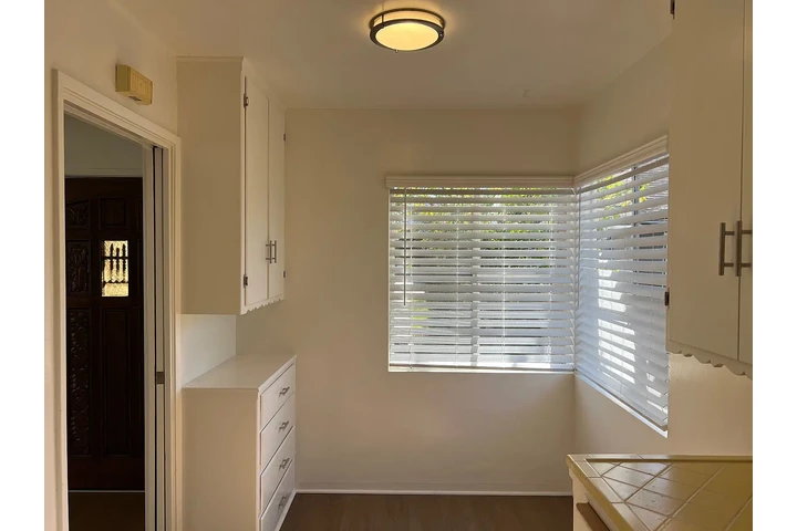 $900 : Belmont Heights bungalow! image 5