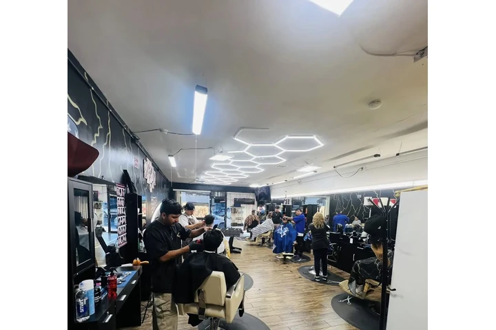 BARBERO CON NIVEL DINERO AQUÍ image 4