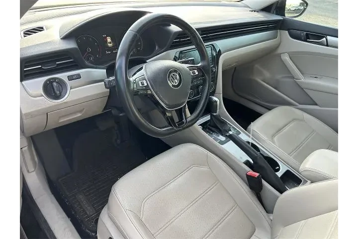 $13994 : Volkswagen Passat 2020 SE 4d image 10