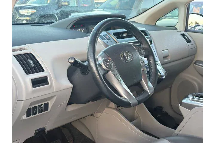 $15080 : Toyota Prius v 2017 Four 4dr image 9