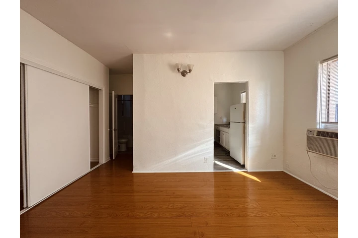$1400 : Korea town Studio image 3