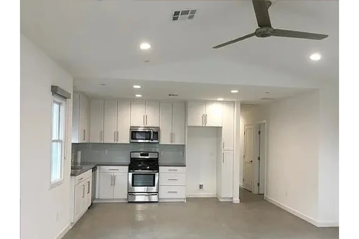 $1050 : stainless steel appliances image 3
