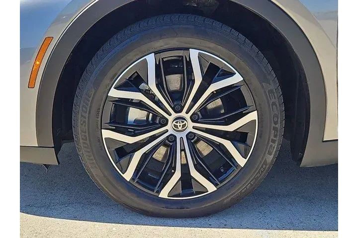 $36600 : Toyota Crown 2025 AWD Nights image 10