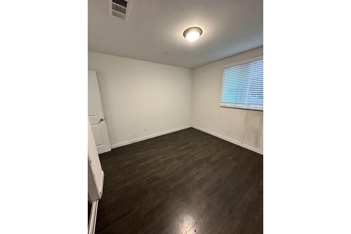 $800 : Cuarto de Renta en Wilmington image 2