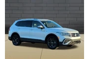 $19988 : Volkswagen Tiguan 2023 SE 4d thumbnail