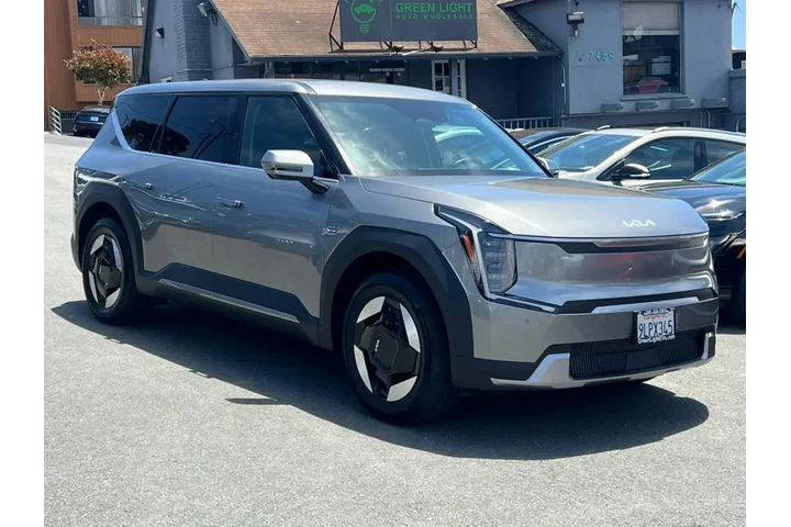 $35200 : 2024 EV9 Light Standard RWD image 3