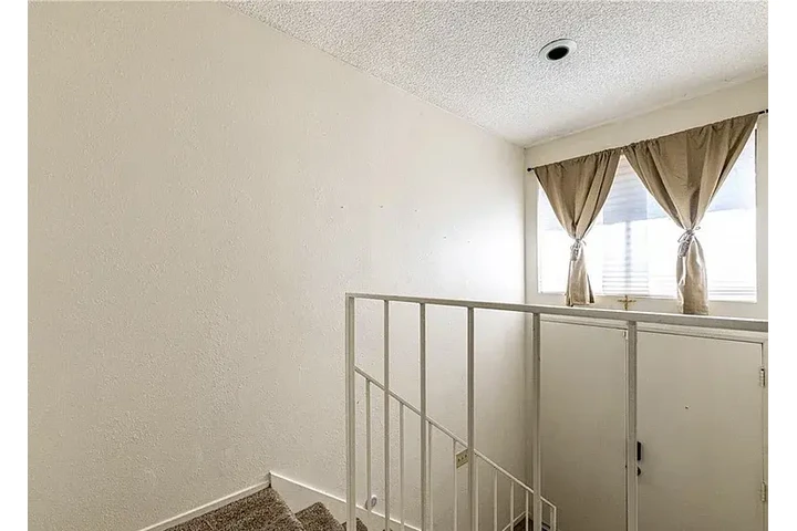 $1000 : 2218 El Capitan Dr, Riverside, image 8