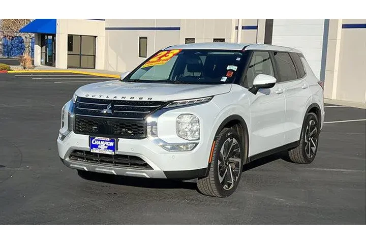 $26484 : Mitsubishi Outlander 2023 SE image 1