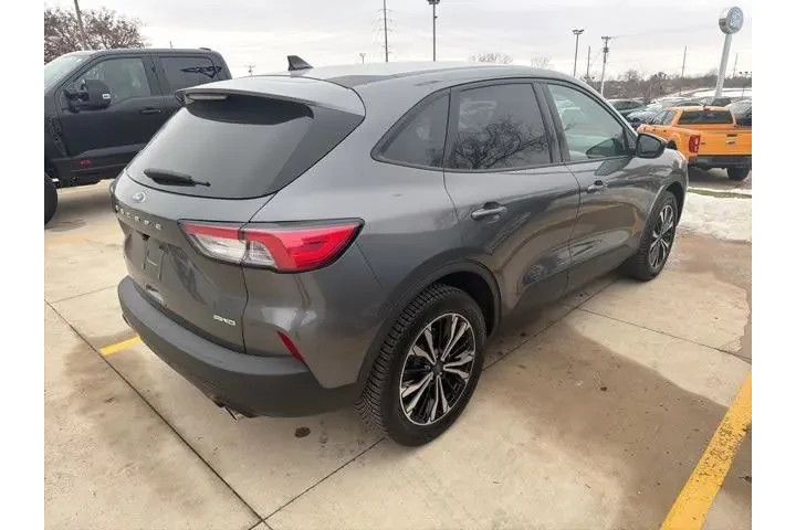 $18990 : Ford Escape 2022 AWD SE 4dr image 2