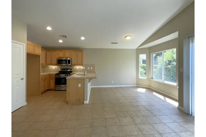 $1258 : 2 Bedroom Apartment image 3