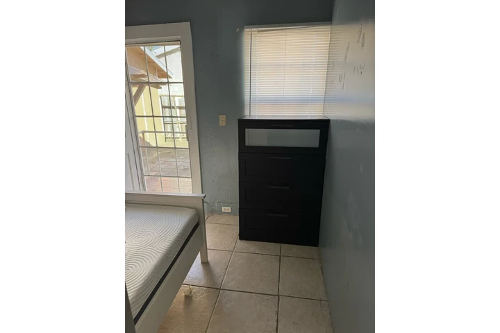 $750 : Cuarto de Renta image 2