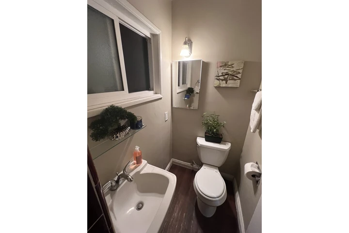$975 : Garaje Remodelado con baño image 5