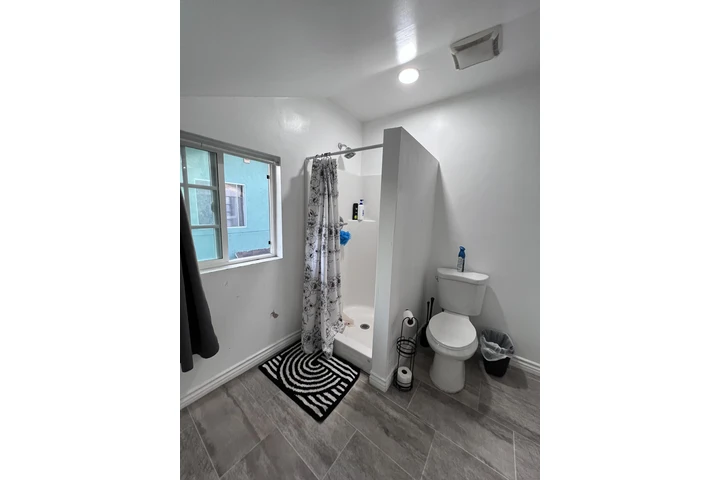 $875 : Los Angeles image 1