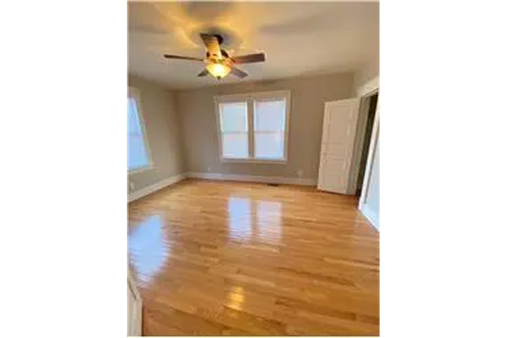 $2000 : Rental property with 2 bedro image 8