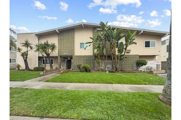 $2475 : 2 BEDS. REMODELED APARTMENTS image 2