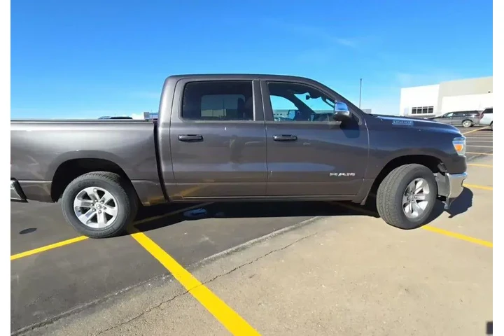 $37999 : Ram 1500 2023 4x4 Laramie 4d image 4