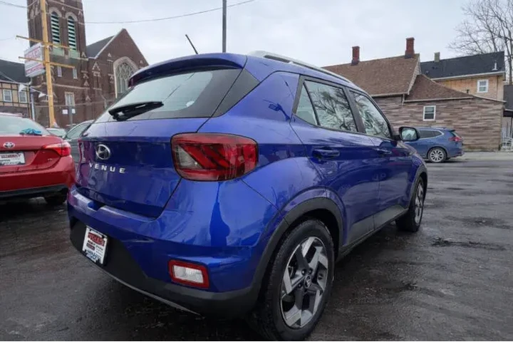 $18995 : 2023 Venue Limited image 8