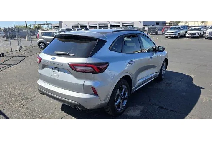 $21260 : Ford Escape 2023 ST-Line 4dr image 6