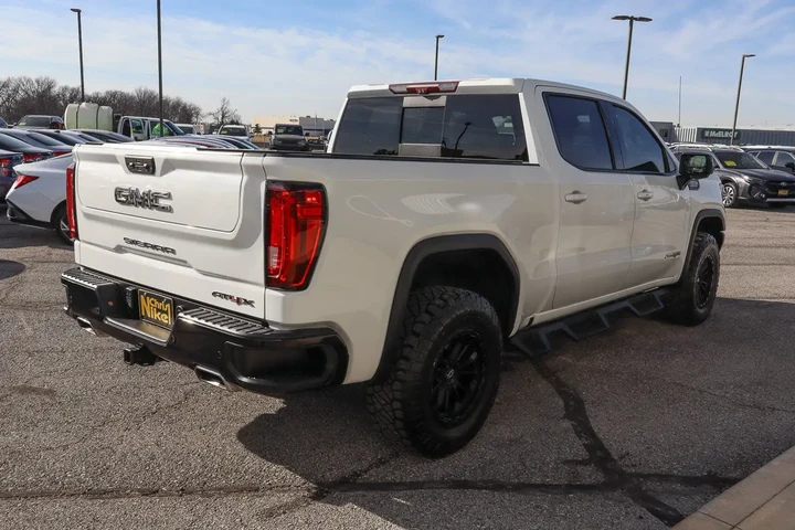 $43949 : 2023 Sierra 1500 4WD Crew Cab image 4